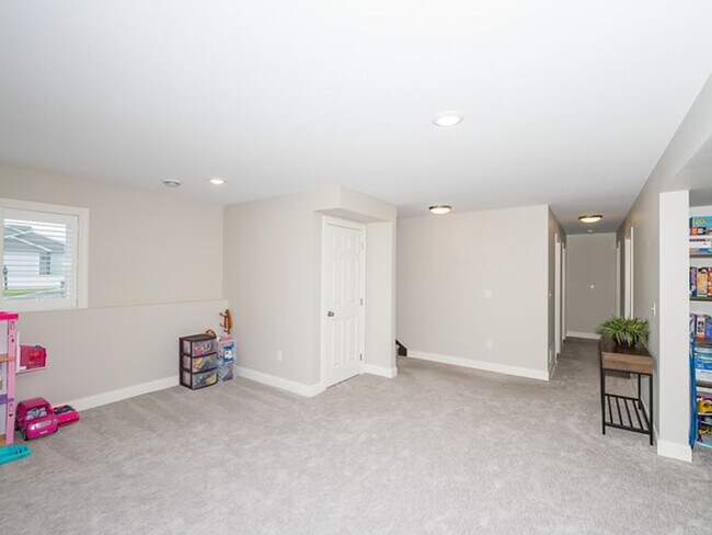 Building Photo - Beautiful 5 Bedroom Single Family Home