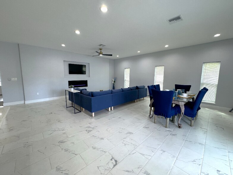 Building Photo - 302 Archimedes St