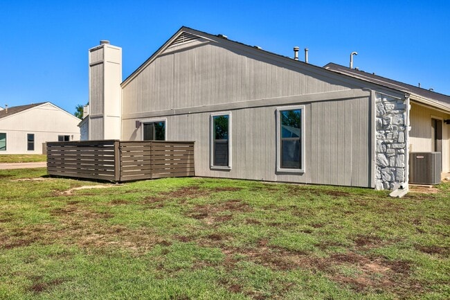 Building Photo - Home Like Living at Apartment Prices