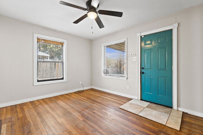 Building Photo - NOW AVAILABE 3 BED 1 BATH NEAR TEXAS TECH AND MEDICAL FIELD