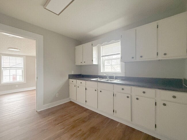 Building Photo - Single-Level 1-Bedroom Duplex with Yard and Covered Porch in Sparta