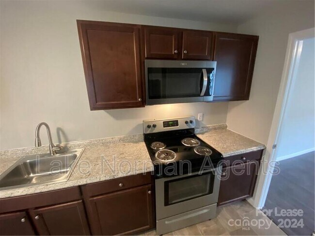 Building Photo - 720 E Pine St