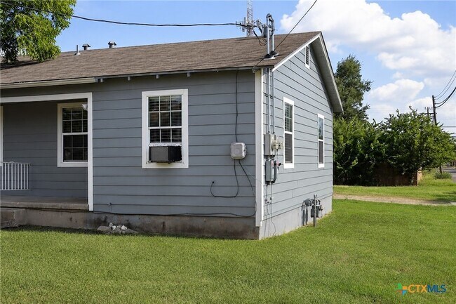 Building Photo - 122 W Avenue A