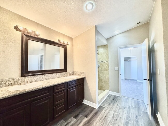 Building Photo - Spacious 4BD/3BA Pool Home with Dual Prima...