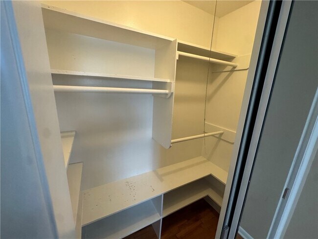 Building Photo - 718 E Debra Dr