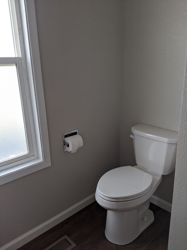 Building Photo - Beautifully updated 3 bedroom Orchards house