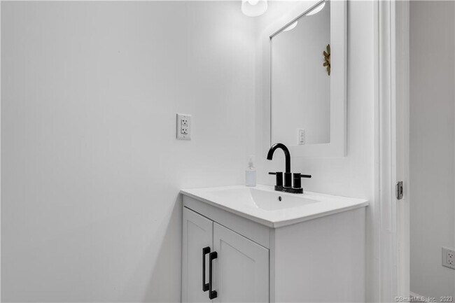 Building Photo - 1 Alicia Ln