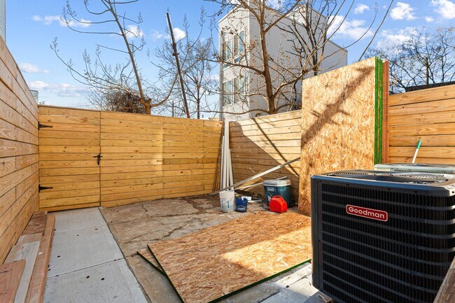 Building Photo - 116 E Huntingdon St