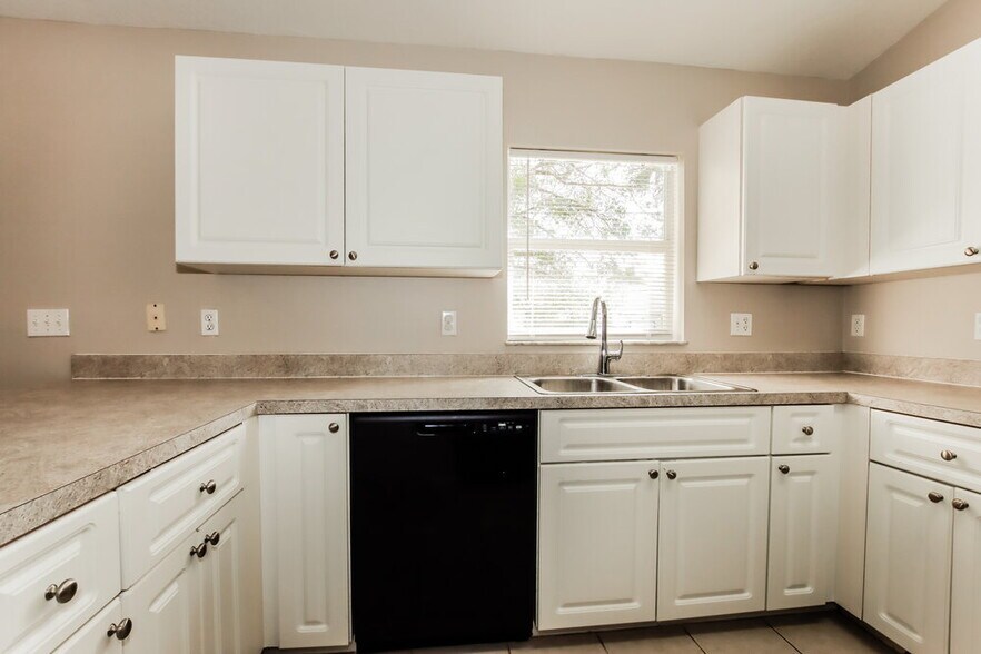 Building Photo - 7786 104th Ct