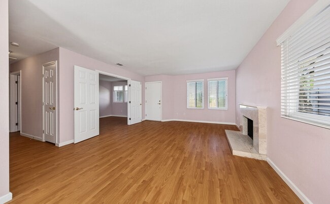 Building Photo - Updated and Move-In Ready!