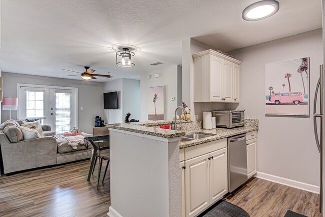 Building Photo - Oxford Terrace Phase I: 4/4 luxury apartment just 3 blocks from UF & 1 block from Sorority Row. L...