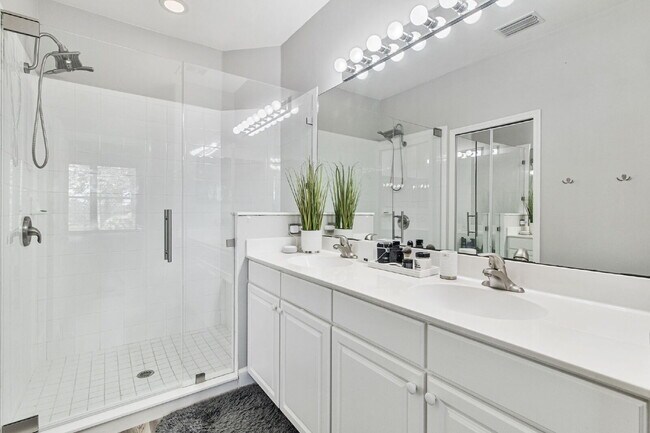 Building Photo - Charming 2-Bed, 2-Bath Condo Retreat with 1,309 Sq Ft in Fort Myers' Premier Locale!