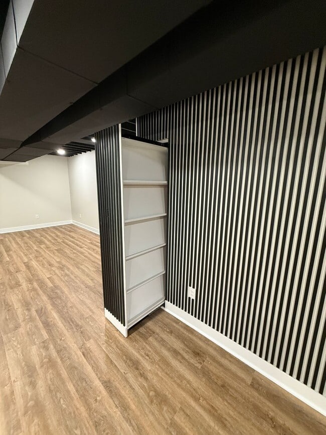 Building Photo - INSANE CLIFTON HOUSE W/FENCED IN YARD AND FINISHED BASEMENT