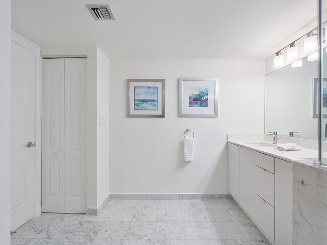 Building Photo - 9455 Collins Ave