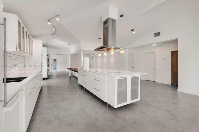 Building Photo - 801 NE 118th St