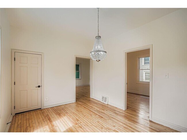 Building Photo - 610 Fairview Ave N