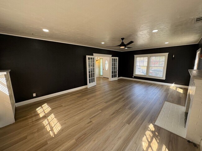 Building Photo - Beautiful 2 Story home Available coming soon!, pet friendly!