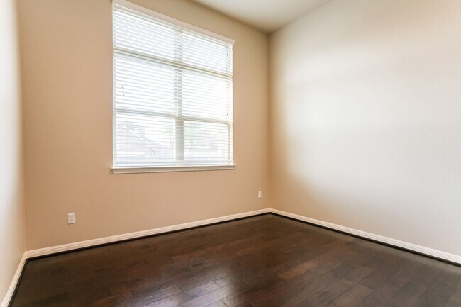 Building Photo - Bright, Spacious Living in an Inviting Home with Modern Finishes and Great Location