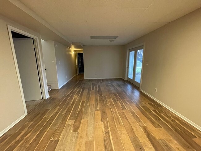 Building Photo - Large 4 bed/2 bath with garage - W. Hamblen County