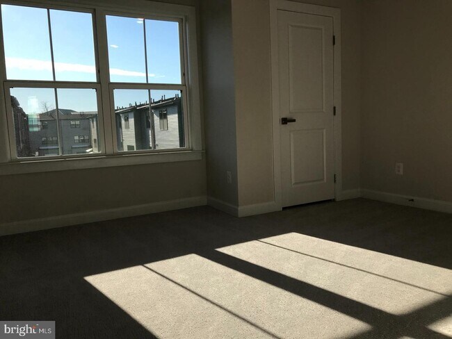 Building Photo - 12992 Hattontown Square