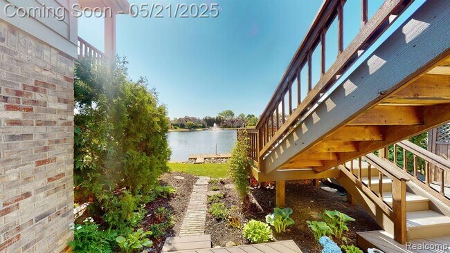 Building Photo - 18182 Blue Heron Dr W