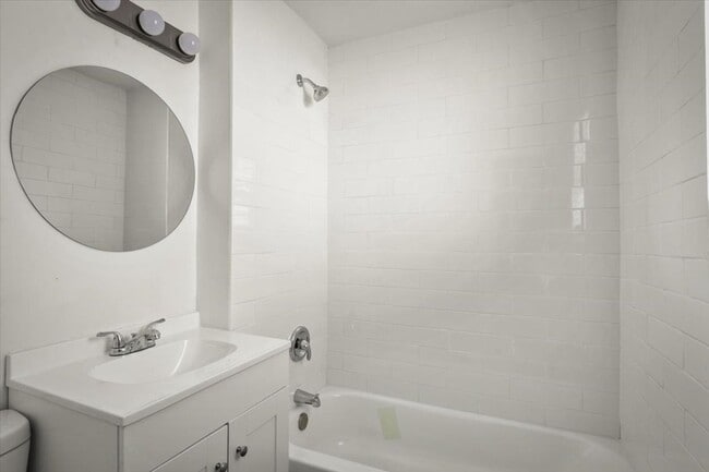 Building Photo - Beautifully Renovated 2/1 Unit in Historic...