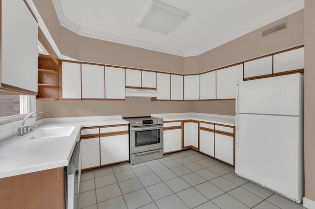 Building Photo - Awesome 2BE/2.5BA condo in Green Hills!