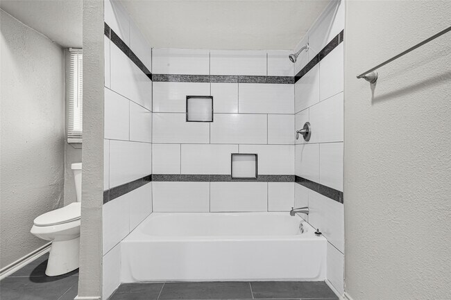 Building Photo - 705 Holly Springs Ct