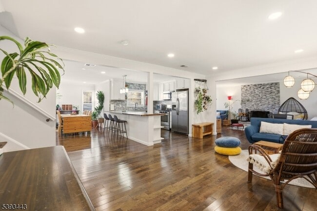 Building Photo - 214 S Valley Rd