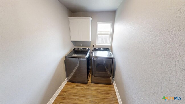 Building Photo - 809 Holliday Dr