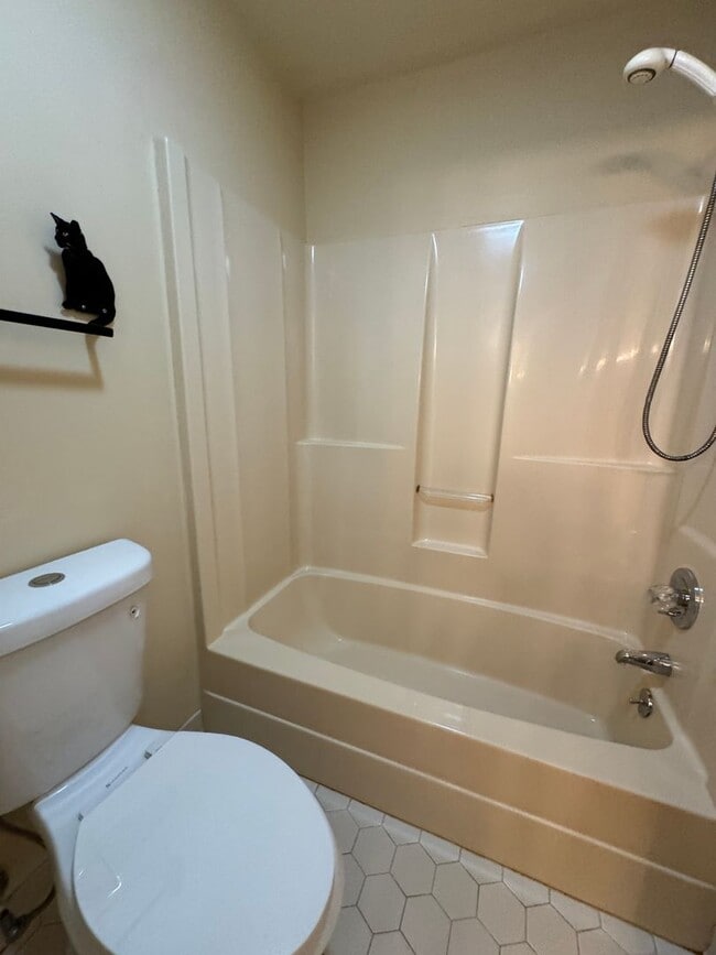 Building Photo - Charming 4 Bed 3.5 Home in Haymount