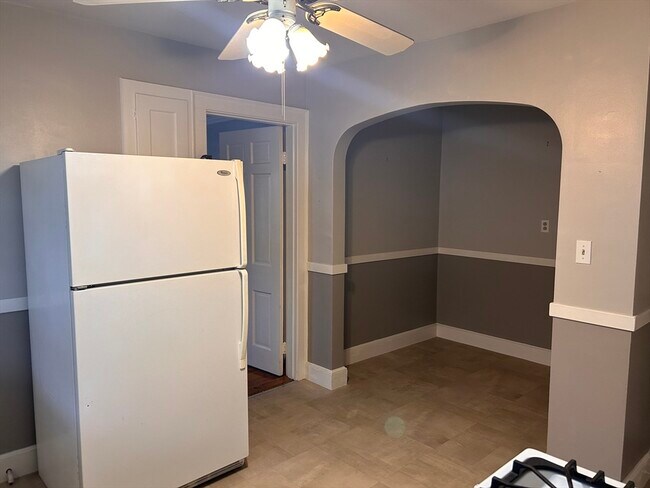 Building Photo - 24 Gilmore St