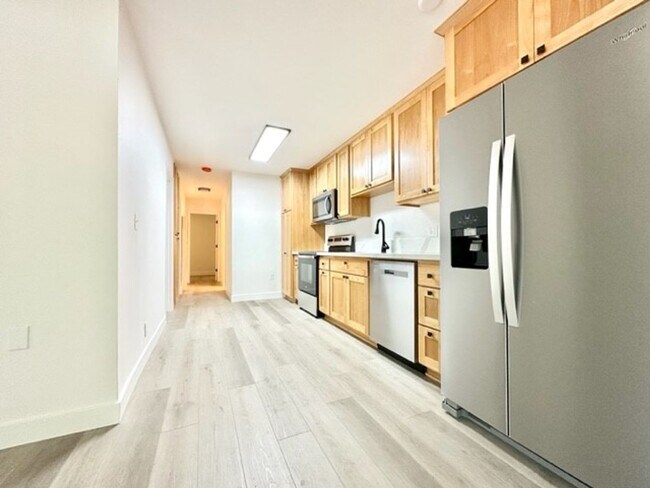 Interior Photo - 417 Orange St