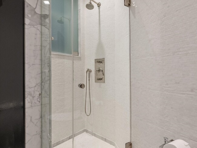 Building Photo - 1210 N Astor St