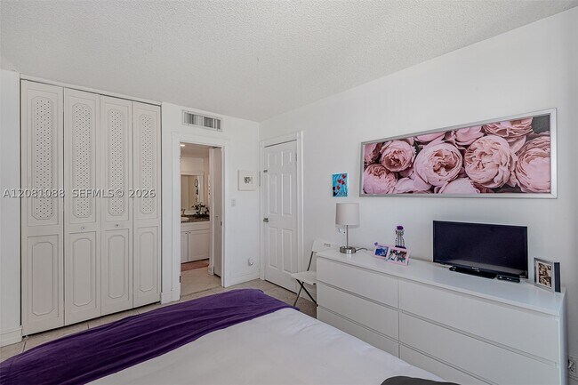 Building Photo - 3475 N Country Club Dr