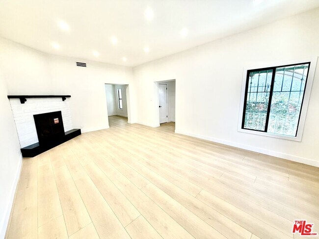 Building Photo - 6132 Whitsett Ave