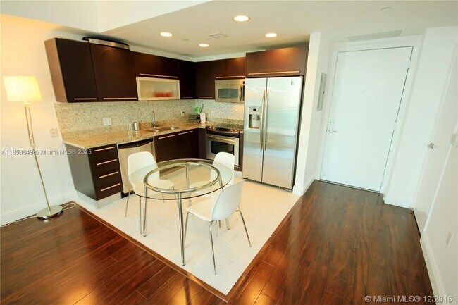 Building Photo - 950 Brickell Bay Dr