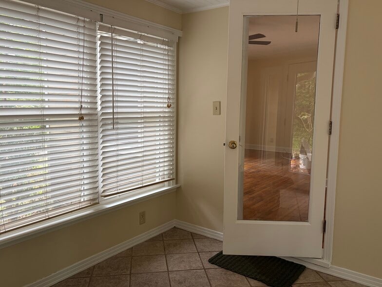 Building Photo - 1608 Sauls St