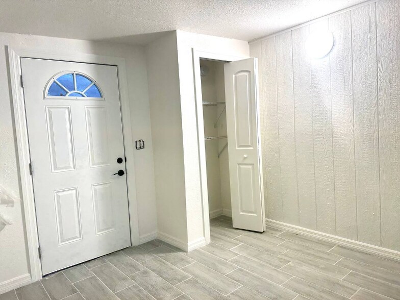 Building Photo - 8130 Rolling Log Dr