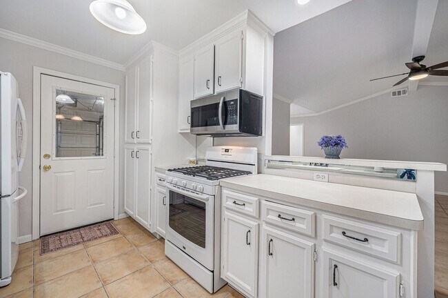 Building Photo - 5511 Loch Lomond Dr