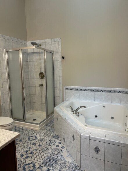 Master Bathroom - 19155 Hi View Dr