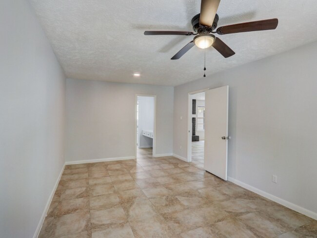 Building Photo - 1951 Round Spring Dr