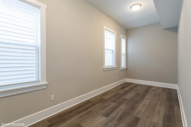 Building Photo - 2909 N Ridgeway Ave