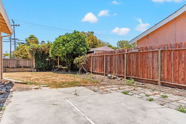 Building Photo - Charming Hayward Home with Modern Upgrades...