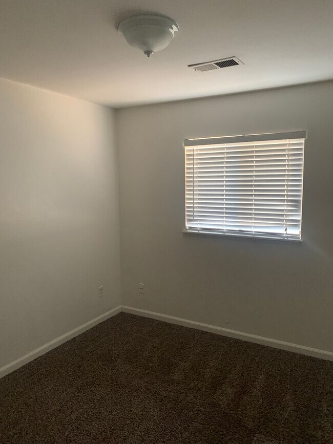 Building Photo - Clean & Updated 3-Bedroom Home in Southwest Bakersfield – Available Now!