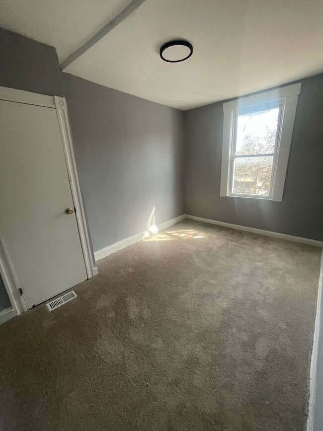 Building Photo - Three Bedroom One Bathroom Ready For ASAP ...