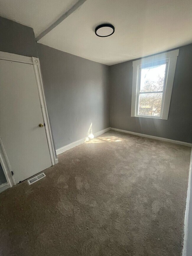 Building Photo - Three Bedroom One Bathroom Ready For ASAP Move In