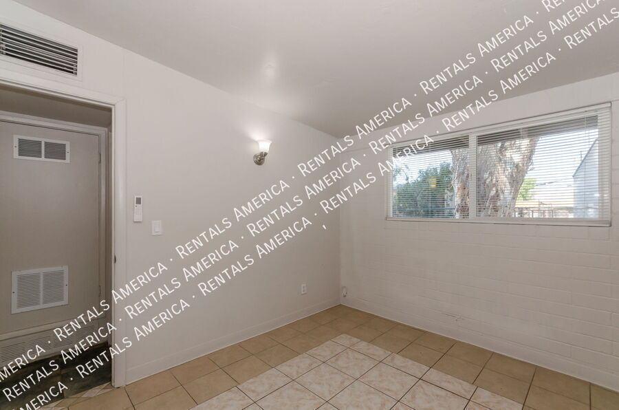 Building Photo - 3054 N Sparkman Blvd