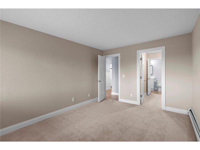 Building Photo - 3440 Golfview Dr