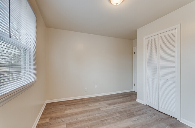 Building Photo - 2414 Emlong St